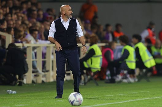 FLORENCE, ITALY - OCTOBER 22: Vincenzo Italiano manager of ACF Fiorentina looks on during the Serie A match between ACF Fiorentina and FC Internazionale at Stadio Artemio Franchi on October 22, 2022 in Florence, Italy. (Photo by Gabriele Maltinti/Getty Images) Tre vittorie di fila senza guardare la classifica: la Fiorentina può ripetersi- immagine 2