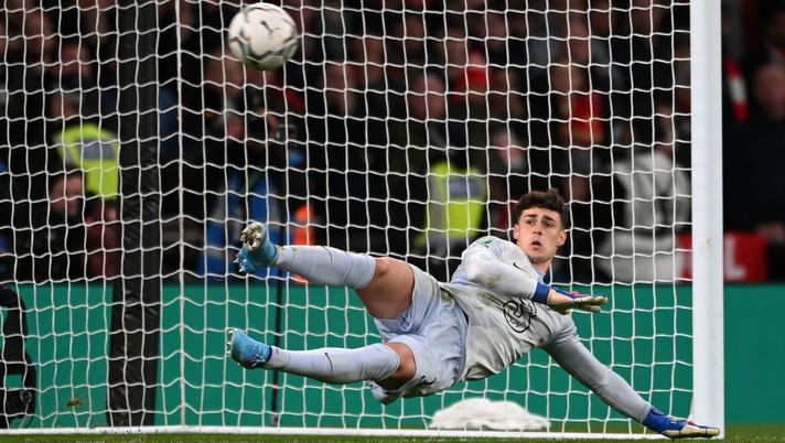 LONDON, ENGLAND - FEBRUARY 27: Kepa Arrizabalaga of Chelsea fails to save the ninth penalty from Harvey Elliott of Liverpool (not pictured) during the Carabao Cup Final match between Chelsea and Liverpool at Wembley Stadium on February 27, 2022 in London, England. (Photo by Michael Regan/Getty Images) Kepa e la maledizione dei rigori in Carabao: esserci o non esserci, resta il problema - immagine 1