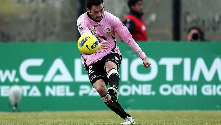 SIENA, ITALY - FEBRUARY 26:  Andrea Mantovani of US Citta di Palermo in action during the Serie A match between AC Siena and US Citta di Palermo at Artemio Franchi - Mps Arena Stadium on February 26, 2012 in Siena, Italy.  (Photo by Gabriele Maltinti/Getty Images)  Palermo