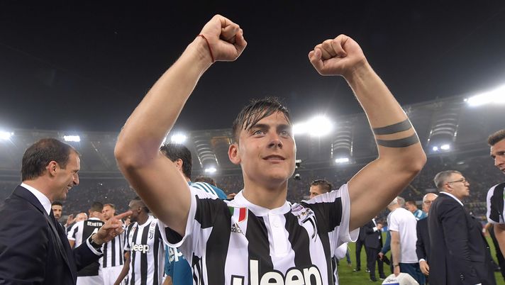 ROME, ITALY - MAY 09: Paulo Dybala of Juventus celebrates after winning the TIM Cup Final between Juventus and AC Milan at Stadio Olimpico on May 9, 2018 in Rome, Italy.  (Photo by Daniele Badolato - Juventus FC/Juventus FC via Getty Images)  Roma, Dybala: “Sono felice. Maglia numero 10? Sarà una sorpresa” - immagine 1