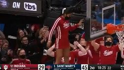 VIDEO / Palla incastrata sopra al tabellone: la cheerleader la prende in acrobazia!