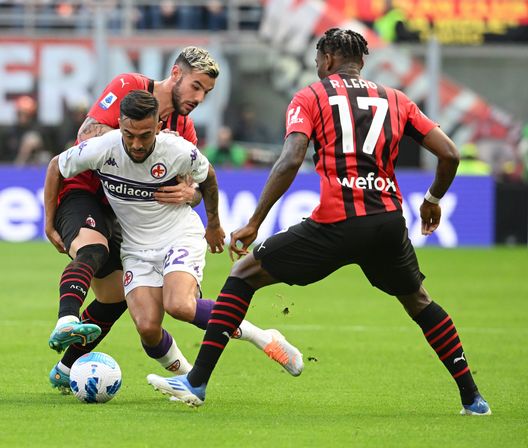 MILAN, ITALY - MAY 01: Rafael Leao and Theo Hernandez of AC Milan competes for the ball with Nicolas Gonzalez of ACF Fiorentina during the Serie A match between AC Milan and ACF Fiorentina at Stadio Giuseppe Meazza on May 01, 2022 in Milan, Italy. (Photo by Claudio Villa/AC Milan via Getty Images) Pensar male è peccato, ma…- immagine 2