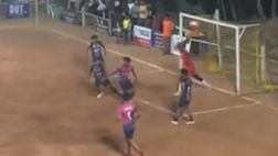 Portiere, che papera: rinvia e se la butta dentro!