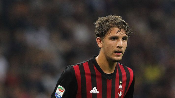 MILAN, ITALY - OCTOBER 02: Manuel Locatelli of AC Milan looks on during the Serie A match between AC Milan and US Sassuolo at Stadio Giuseppe Meazza on October 2, 2016 in Milan, Italy. (Photo by Marco Luzzani/Getty Images) Locatelli: “Ho già segnato all’Inter! Fenomeno Donnarumma, io devo migliorare…” - immagine 1