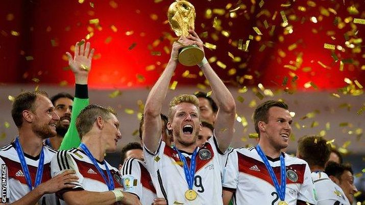 Schürrle alza al cielo la Coppa del Mondo in Brasile nel 2014 Schürrle alza al cielo la Coppa del Mondo in Brasile nel 2014