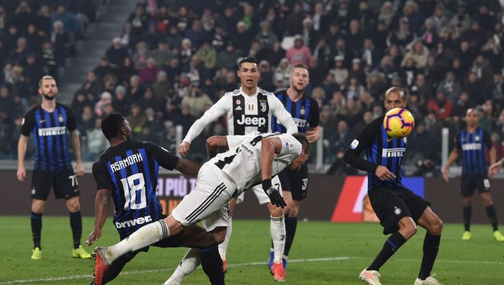 TURIN, ITALY - DECEMBER 07:  Mario Mandzukic of Juventus scores the opening goal during the Serie A match between Juventus and FC Internazionale at Allianz Stadium on December 7, 2018 in Turin, Italy.  (Photo by Tullio M. Puglia/Getty Images ) 