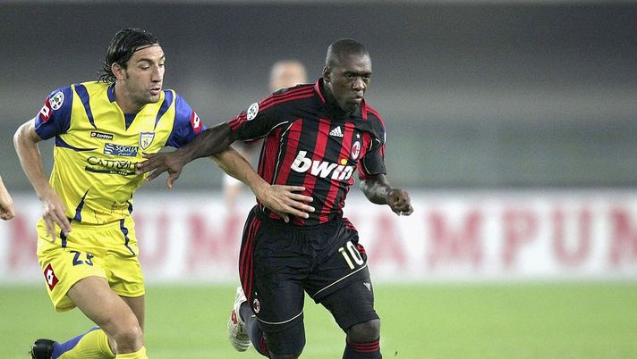 VERONA, ITALY - OCTOBER 25: Davide Mandelli of Verona and (R) Clarence Seedorf of Milan in action during the Serie A match between Chievo Verona and AC Mialn on October 25, 2006 in Verona, Italy. (Photo by New Press/Getty Images) VERONA, ITALY - OCTOBER 25: Davide Mandelli of Verona and (R) Clarence Seedorf of Milan in action during the Serie A match between Chievo Verona and AC Mialn on October 25, 2006 in Verona, Italy. (Photo by New Press/Getty Images)