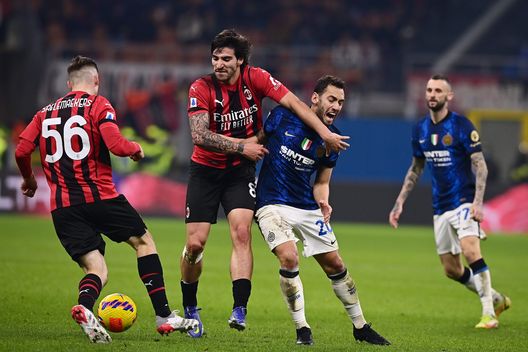 Tonali a contrasto con Calhanoglu, nel derby contro l'Inter, ultima sfida prima della sosta per le Nazionali appena trascorsa. Tonali a contrasto con Calhanoglu, nel derby contro l'Inter, ultima sfida prima della sosta per le Nazionali appena trascorsa.
