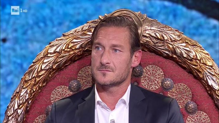 Roma, Totti tuona: “Pugnalato dentro Trigoria, ecco cosa dico a Pallotta. Addio? Io una figura ingombrante per questa società”  Roma, Totti tuona: “Pugnalato dentro Trigoria, ecco cosa dico a Pallotta. Addio? Io una figura ingombrante per questa società”