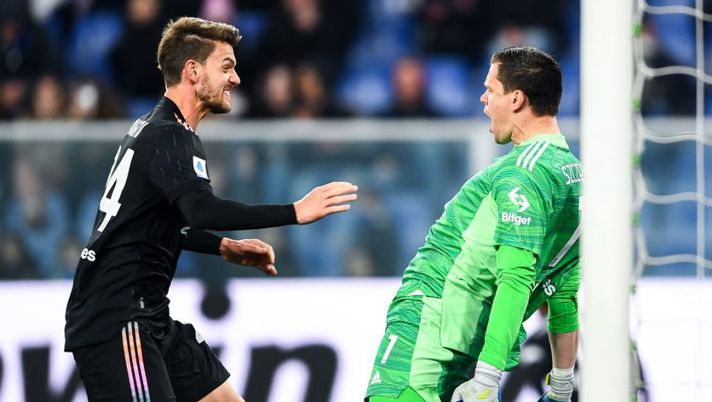 GENOA, ITALY - MARCH 12: Wojciech Szczesny of Juventus (R) celebrates with his team-mate Daniele Rugani after saving on Antonio Candreva of Sampdorias penalty kick during the Serie A match between UC Sampdoria and Juventus FC at Stadio Luigi Ferraris on March 12, 2022 in Genoa, Italy. (Photo by Getty Images) Voti fantacalcio: Szczesny come Morata, che Locatelli! Bocciato Candreva, Caputo ok - immagine 1