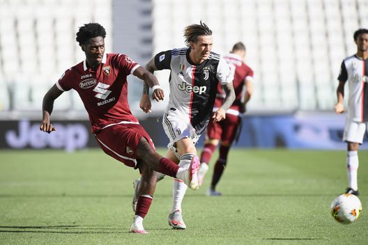 TURIN, ITALY - JULY 04: Federico Bernardeschi of Juventus is challenged by Temitayo Aina of Torino FC during the Serie A match between Juventus and Torino FC at Allianz Stadium on July 04, 2020 in Turin, Italy. (Photo by Filippo Alfero - Juventus FC/Juventus FC via Getty Images) TURIN, ITALY - JULY 04: Federico Bernardeschi of Juventus is challenged by Temitayo Aina of Torino FC during the Serie A match between Juventus and Torino FC at Allianz Stadium on July 04, 2020 in Turin, Italy. (Photo by Filippo Alfero - Juventus FC/Juventus FC via Getty Images)