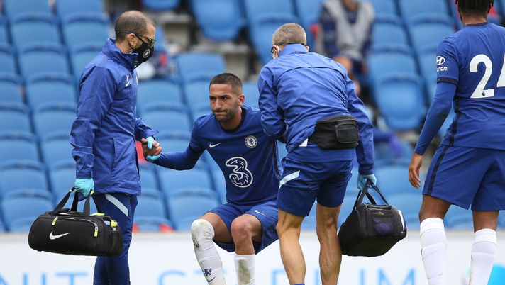 BRIGHTON, ENGLAND - AUGUST 29: Hakim Ziyech of Chelsea receives treatment during the pre-season friendly match at Amex Stadium on August 29, 2020 in Brighton, England. A limited number of spectators will be in attendance as covid 19 pandemic restrictions are eased. (Photo by Steve Bardens/Getty Images) Ziyech e un’infanzia straziante: “Dopo la morte del padre, ha cominciato a bere, a fumare e a drogarsi” - immagine 1