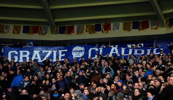 LEICESTER, ENGLAND - FEBRUARY 27: A large banner says thanks to former Leicester City Manager Claudio Ranieri during the Premier League match between Leicester City and Liverpool at The King Power Stadium on February 27, 2017 in Leicester, England. (Photo by Michael Regan/Getty Images) Huth, dal titolo con il Leicester…all’odio per il pallone: “Mi aveva stufato, ero inc***ato con me stesso”- immagine 2