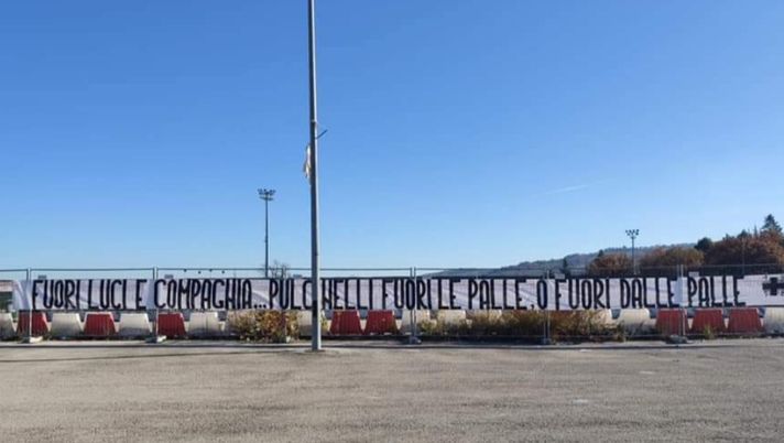 Gli Ultras 1898, dopo la pesante sconfitta interna dell'Ascoli contro il Cosenza nella dodicesima giornata del campionato di Serie B, sono tornati a far sentire la propria voce con uno striscione posizionato all'esterno del Picchio Village. Gli Ultras 1898, dopo la pesante sconfitta interna dell'Ascoli contro il Cosenza nella dodicesima giornata del campionato di Serie B, sono tornati a far sentire la propria voce con uno striscione posizionato all'esterno del Picchio Village.