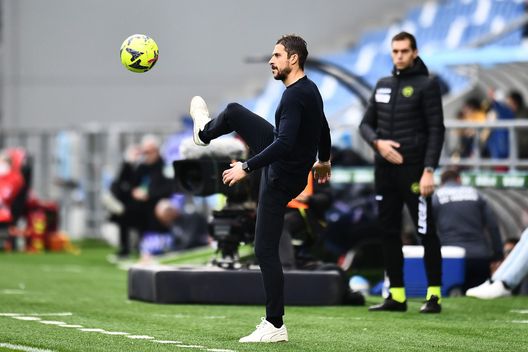 REGGIO NELL'EMILIA, ITALY - JANUARY 04: Alessio Dionisi head coach of US Sassuolo takes the ball during the Serie A match between US Sassuolo and UC Sampdoria at Mapei Stadium - Citta' del Tricolore on January 04, 2023 in Reggio nell'Emilia, Italy. (Photo by Alessandro Sabattini/Getty Images) Qui Sassuolo: Dionisi in cerca di rivalsa. I dati no dei neroverdi- immagine 2