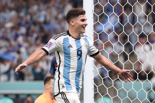 LUSAIL CITY, QATAR - DECEMBER 13: Julian Alvarez of Argentina celebrates after scoring the team's third goal during the FIFA World Cup Qatar 2022 semi final match between Argentina and Croatia at Lusail Stadium on December 13, 2022 in Lusail City, Qatar. (Photo by Lars Baron/Getty Images) Balbo su Alvarez: “Dominava in Argentina da anni. Con 15 milioni era in Italia”- immagine 2