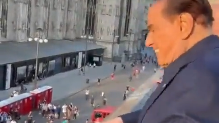 'Chi non salta nerazzurro è!', Berlusconi non resiste e salta (Video)