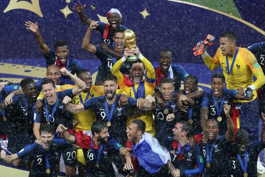 MOSCOW, RUSSIA - JULY 15: Hugo Lloris of France lifts the trophy after the 2018 FIFA World Cup Russia Final between France and Croatia at Luzhniki Stadium on July 15, 2018 in Moscow, Russia. (Photo by Catherine Ivill/Getty Images) Francia, Lloris lascia e incorona Maignan: “Arriva il momento di farsi da parte e passare la mano”- immagine 2