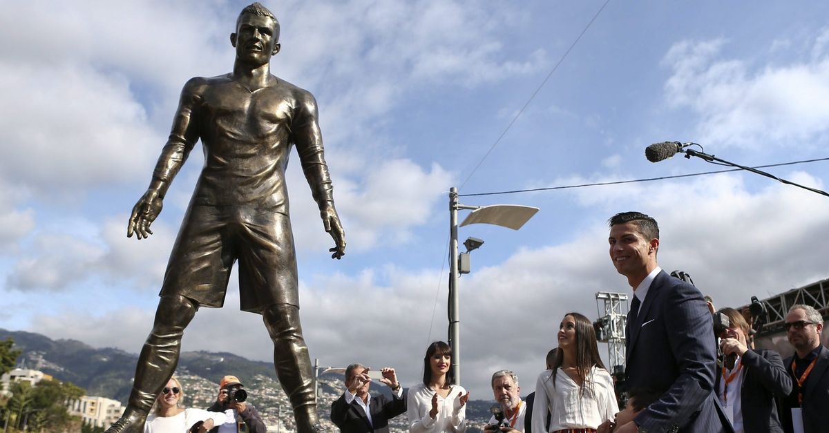 Real Madrid, la statua di Cristiano Ronaldo esposta in un museo - ITA