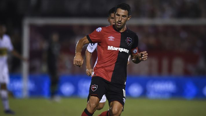 ROSARIO, ARGENTINA - JANUARY 27: Maximiliano Rodriguez of Newells kicks the ball during a match between Newell s Old Boys and Boca Juniors as part of Superliga 2018/19 at Estadio Marcelo Bielsa on January 27, 2019 in Rosario, Argentina. (Photo by Marcelo Endelli/Getty Images) 