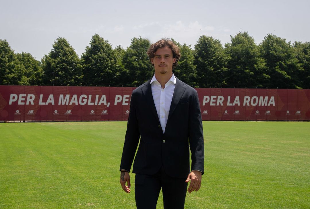 Ecco Svilar: gli scatti tra arrivo, firma e nuova maglia a Trigoria – FOTO GALLERY - immagine 6