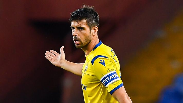 GENOA, ITALY - AUGUST 02: Miguel Veloso of Hellas Verona during the Serie A match between Genoa CFC and Hellas Verona at Stadio Luigi Ferraris on August 2, 2020 in Genoa, Italy. (Photo by Paolo Rattini/Getty Images) INFORTUNI – Ribery, Berardi, Veloso, Lazzari, Karamoh, Gagliolo: le novità- immagine 1