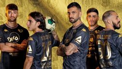 FOTO Palermo-Bari, squadra in campo con la nuova maglia con tutti i loghi storici