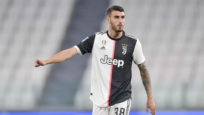 TURIN, ITALY - JUNE 26: Simone Muratore of Juventus controls the ball during the Serie A match between Juventus and  US Lecce at Allianz Stadium on June 26, 2020 in Turin, Italy. (Photo by Daniele Badolato - Juventus FC/Juventus FC via Getty Images)  TURIN, ITALY - JUNE 26: Simone Muratore of Juventus controls the ball during the Serie A match between Juventus and  US Lecce at Allianz Stadium on June 26, 2020 in Turin, Italy. (Photo by Daniele Badolato - Juventus FC/Juventus FC via Getty Images)