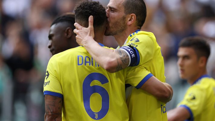 TURIN, ITALY - MAY 01: Leonardo Bonucci celebrates with Danilo of Juventus after scoring their team's second goal during the Serie A match between Juventus and Venezia FC at Allianz Stadium on May 01, 2022 in Turin, Italy. (Photo by Jonathan Moscrop/Getty Images) Juventus, wow: Bonucci, due gol e 35 candeline - immagine 1
