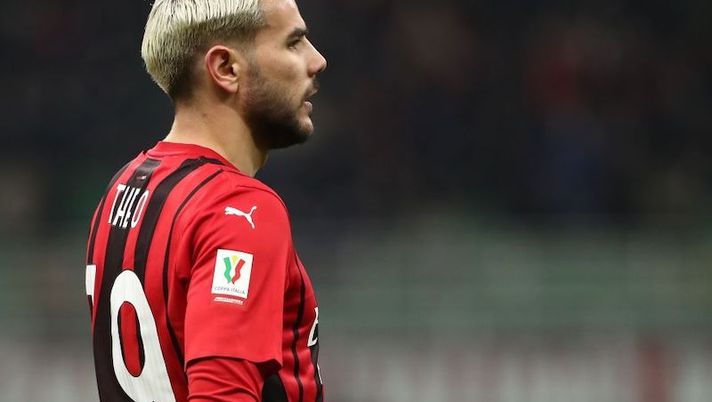 MILAN, ITALY - MARCH 01: Theo Hernandez of AC Milan looks on during the Coppa Italia Semi Final 1st Leg match between AC Milan and FC Internazionale at Stadio Giuseppe Meazza on March 01, 2022 in Milan, Italy. (Photo by Marco Luzzani/Getty Images) SQUALIFICATI – Theo Hernandez e non solo: saranno 12 gli assenti alla 29ma giornata! - immagine 1