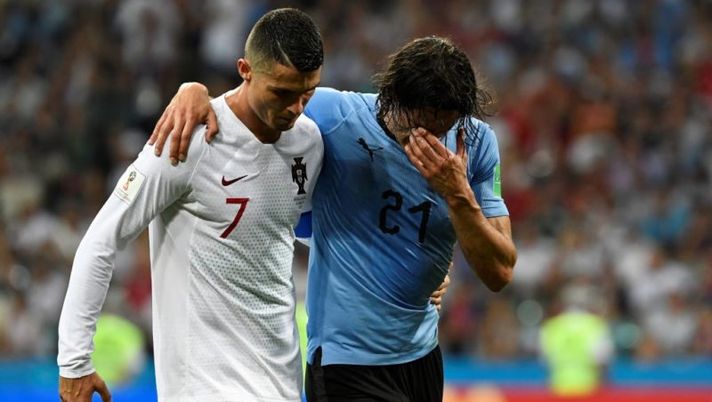 Uruguay's forward Edinson Cavani (2ndL) leaves the pitch comforted by Portugal's forward Cristiano Ronaldo during the Russia 2018 World Cup round of 16 football match between Uruguay and Portugal at the Fisht Stadium in Sochi on June 30, 2018. (Photo by Jonathan NACKSTRAND / AFP) / RESTRICTED TO EDITORIAL USE - NO MOBILE PUSH ALERTS/DOWNLOADS (Photo credit should read JONATHAN NACKSTRAND/AFP/Getty Images) Fantamondiale, Uruguay in apprensione per Cavani: infortunio al polpaccio, pronti i controlli - immagine 1