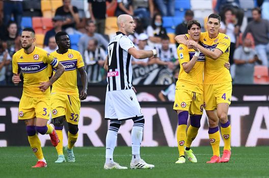 UDINE, ITALY - SEPTEMBER 26: Dusan Vlahovic of ACF Fiorentina celebrates after scoring the opening goal during the Serie A match between Udinese Calcio and ACF Fiorentina at Dacia Arena on September 26, 2021 in Udine, Italy. (Photo by Alessandro Sabattini/Getty Images) UDINE, ITALY - SEPTEMBER 26: Dusan Vlahovic of ACF Fiorentina celebrates after scoring the opening goal during the Serie A match between Udinese Calcio and ACF Fiorentina at Dacia Arena on September 26, 2021 in Udine, Italy. (Photo by Alessandro Sabattini/Getty Images)