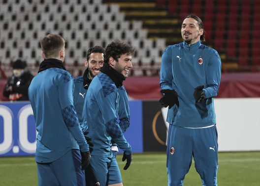 Davide Calabria e Zlatan Ibrahimovic nel riscaldamento del match contro la Stella Rossa Davide Calabria e Zlatan Ibrahimovic nel riscaldamento del match contro la Stella Rossa