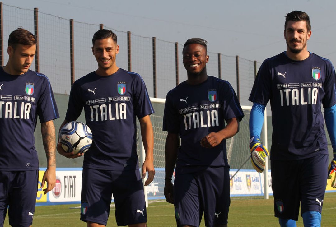  ROME, ITALY - OCTOBER 03:  (L-R) , Alessandro Murgia, Rolando Mandragora, Claud Adjapong, Simone Scuffet, of Italy U21 pose with Italian Football Federation (FIGC) new logo during the Italy U21 training session on October 3, 2017 in Rome, Italy.  (Photo by Paolo Bruno/Getty Images) 
