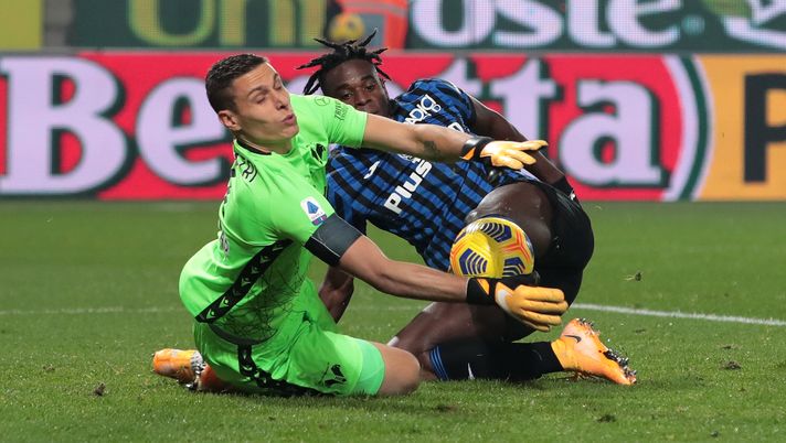 BERGAMO, ITALY - NOVEMBER 28: Marco Silvestri of Hellas Verona F.C. saves a shot from Duvan Zapata of Atalanta B.C. during the Serie A match between Atalanta BC and Hellas Verona FC at Gewiss Stadium on November 28, 2020 in Bergamo, Italy. Football Stadiums around Europe remain empty due to the Coronavirus Pandemic as Government social distancing laws prohibit fans inside venues resulting in fixtures being played behind closed doors. (Photo by Emilio Andreoli/Getty Images) 