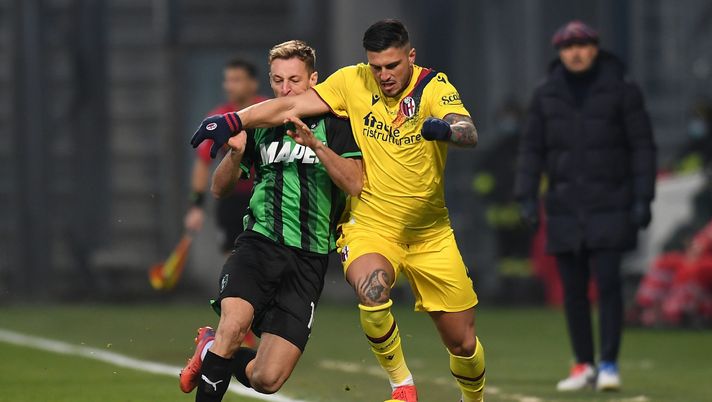 REGGIO NELL'EMILIA, ITALY - DECEMBER 22: Davide Frattesi of US Sassuolo competes for the ball with Kevin Bonifazi of Bologna FC during the Serie A match between US Sassuolo and Bologna FC at Mapei Stadium - Citta' del Tricolore on December 22, 2021 in Reggio nell'Emilia, Italy. (Photo by Alessandro Sabattini/Getty Images) Cor Sport – Occasione per Bonifazi per sfidare il passato - immagine 1