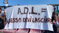 FOTO Al Patini spunta uno striscione contro De Laurentiis: “Adesso devi lasciare”