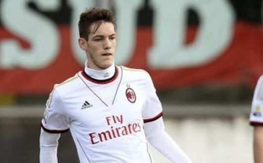  Andrej Modic - fonte www.zmajevibih7.blogspot.com[/caption]. Autore di un gol nella larga vittoria contro il Lanciano, Andrej, il maggiore dei fratelli Modic, &egrave; risalito alla ribalta anche perch&eacute; Adriano Galliani ha speso parole importanti per il classe 1996: il prossimo anno sar&agrave; aggregato alla Prima Squadra. La speranza &egrave; che non faccia la fine di Bryan Cristante.&nbsp;&nbsp;&nbsp;&nbsp;&nbsp;&nbsp;[caption id="attachment_19270" align="alignright" width="150"] Vittorio Vigolo - fonte www.acmilan.com[/caption], non nuovo al podio dei giovani. Doppietta decisiva contro i nerazzurri, il primo su rigore, il terzo da rapinatore d'area. Sotto 3 a 1 si carica i rossoneri sulle spalle e li conduce al pareggio. Decisivo anche nell'azione del primo gol: su un suo tiro ribattuto Forte realizza il primo gol milanista. E' solamente un classe 2000...&nbsp;&nbsp;&nbsp;&nbsp;&nbsp;&nbsp;&nbsp;[caption id="attachment_41529" align="alignleft" width="150"] Lorenzo Pesenti, attaccante dei Giovanissimi Nazionali del Milan-fonte: acmilan.com 