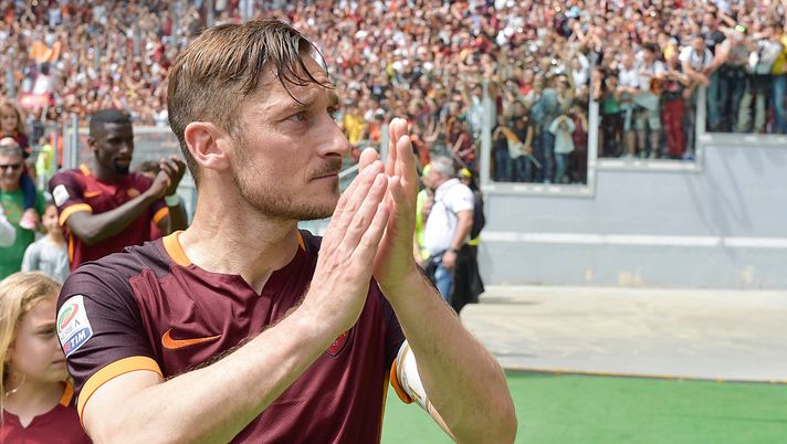 ROME, ITALY - MAY 08:  AS Roma captain Francesco Totti greets his fans after the Serie A match between AS Roma and AC Chievo Verona at Stadio Olimpico on May 8, 2016 in Rome, Italy.  (Photo by Luciano Rossi/AS Roma via Getty Images) 