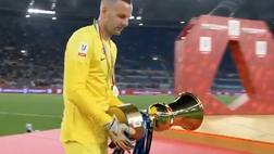 VIDEO / Handa alza la Coppa, Zanetti emozionato: la premiazione Inter