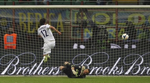 MILAN, ITALY - APRIL 05: Robert Acquafresca (L) of Bologna FC shoots and misses a chance on goal during the Serie A match between FC Internazionale Milano and Bologna FC at San Siro Stadium on April 5, 2014 in Milan, Italy. (Photo by Marco Luzzani/Getty Images) MILAN, ITALY - APRIL 05: Robert Acquafresca (L) of Bologna FC shoots and misses a chance on goal during the Serie A match between FC Internazionale Milano and Bologna FC at San Siro Stadium on April 5, 2014 in Milan, Italy. (Photo by Marco Luzzani/Getty Images)