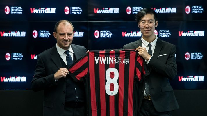 Accordo commerciale tra Milan e Vwin (credits: La Presse / A.C. Milan) 