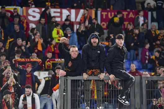 ROME, ITALY - FEBRUARY 04: AS Roma fans during the Serie A match between AS Roma and Empoli FC at Stadio Olimpico on February 04, 2023 in Rome, Italy. (Photo by Fabio Rossi/AS Roma via Getty Images) I tifosi fanno risparmiare la Fiorentina. Alla Roma invece costano molto- immagine 2