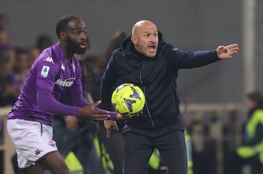 FLORENCE, ITALY - JANUARY 04: Jonathan Ikoné Nanitamo of ACF Fiorentina and Vincenzo Italiano manager of ACF Fiorentina gestures during the Serie A match between ACF Fiorentina and AC Monza at Stadio Artemio Franchi on January 4, 2023 in Florence, Italy. (Photo by Gabriele Maltinti/Getty Images) Italiano Ikonè
