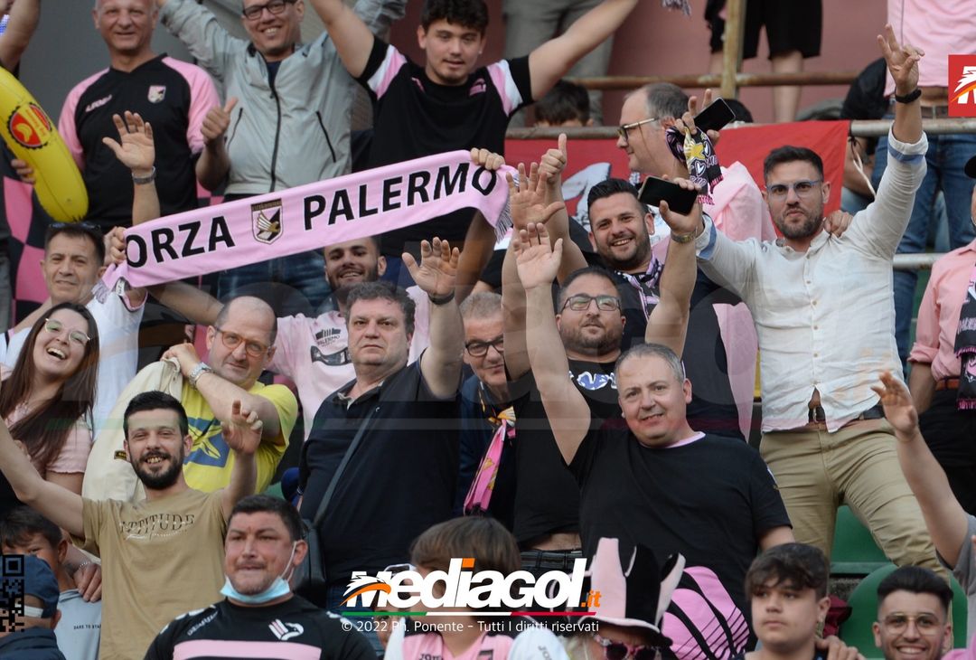 Fototifo, i tifosi allo stadio per Palermo-Feralpisaló 1-0 (gallery) - immagine 48