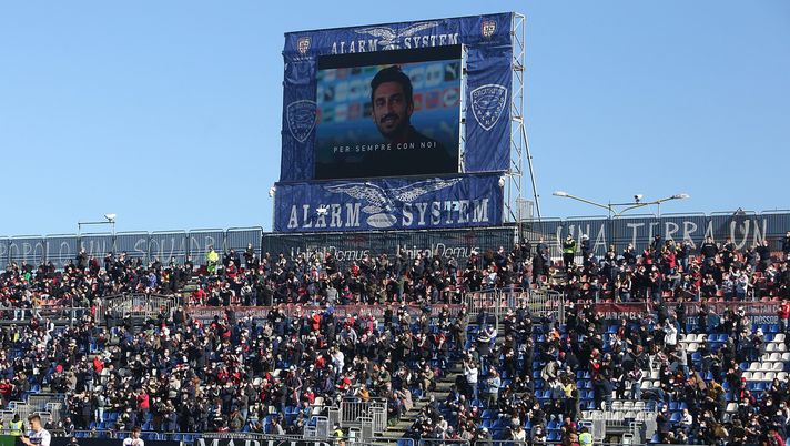 CAGLIARI, ITALY - JANUARY 23: in memory of Davide Astori during the Serie A match between Cagliari Calcio and ACF Fiorentina at Sardegna Arena on January 23, 2022 in Cagliari, Italy. (Photo by Enrico Locci/Getty Images) Cagliari-Fiorentina: al 13° stadio e giocatori omaggiano Davide Astori - immagine 1