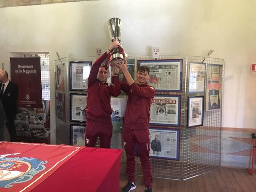 Ambrogio e Gilli mostrano la Supercoppa Primavera vinta contro l'Inter. Ambrogio e Gilli mostrano la Supercoppa Primavera vinta contro l'Inter.