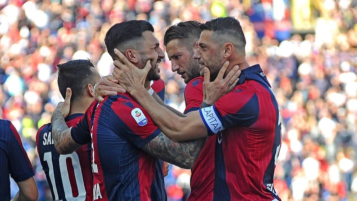 Roberto Soriano festeggia con i compagni del Bologna, Getty Images 
