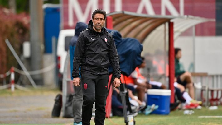 MILAN, ITALY - APRIL 23: Federico Giunti Coach of AC Milan U19 during the match between AC Milan U19 v Bologna U19 - Primavera 1 at Campo Sportivo Vismara on April 23, 2022 in Milan, Italy. (Photo by AC Milan/AC Milan via Getty Images) Primavera, a 10 giorni dal derby di Milano a forte rischio la panchina di Federico Giunti - immagine 1