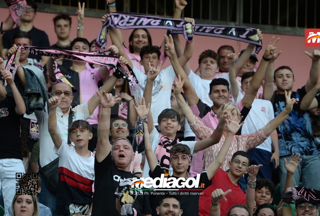 Fototifo, i tifosi allo stadio per Palermo-Feralpisaló 1-0 (gallery) - immagine 88